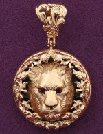 Подвеска из золота c эмалью и ониксом