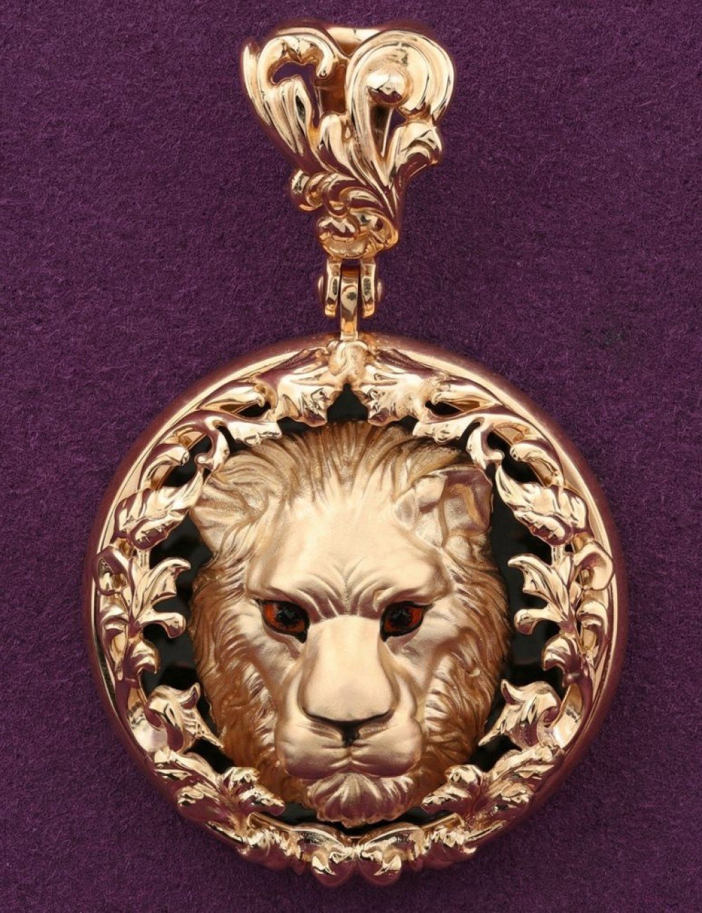 Подвеска из золота c эмалью и ониксом