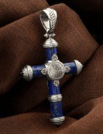 Крест из белого золота c ониксом и лазуритом