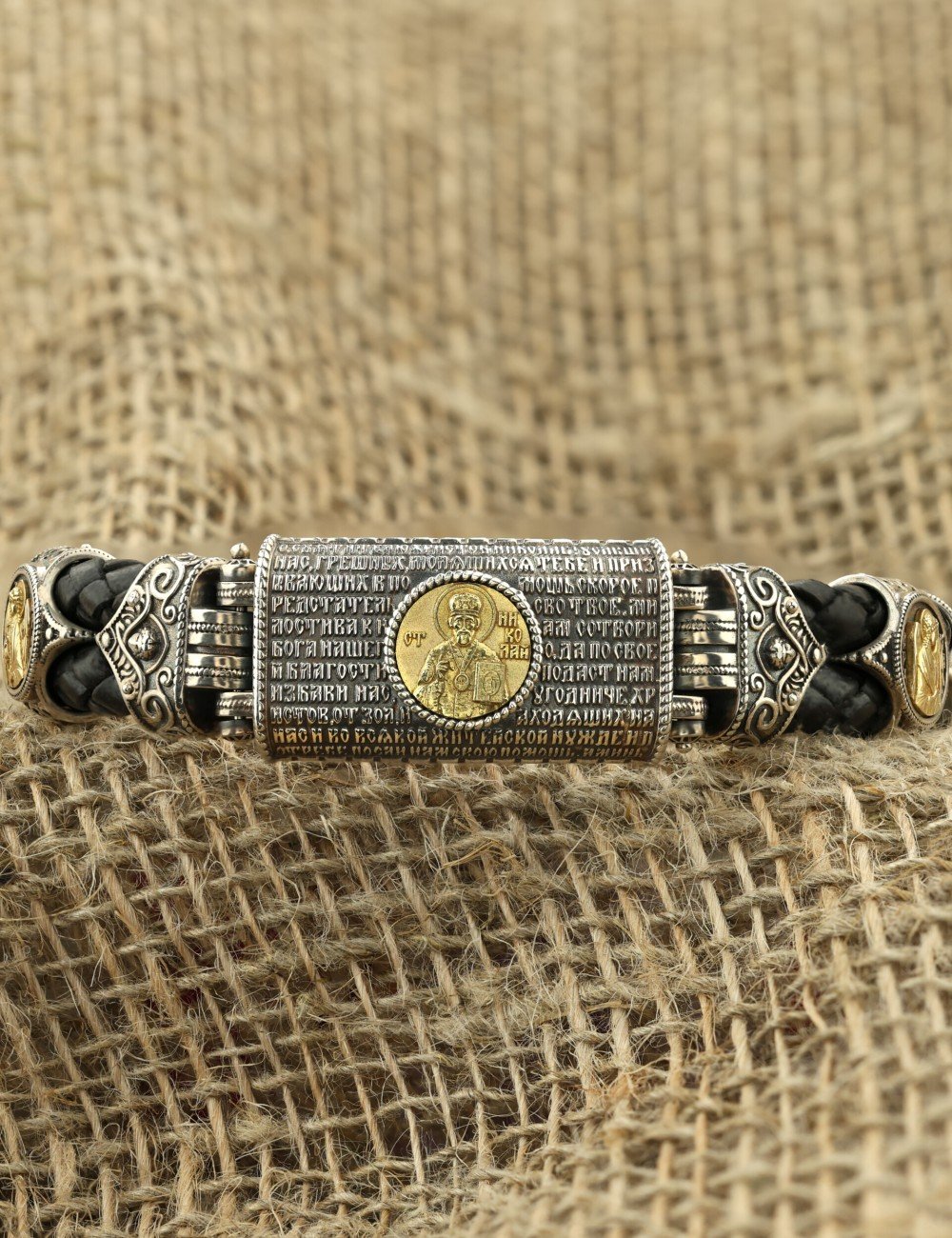 Браслет из серебра и золота c кожаным шнурком