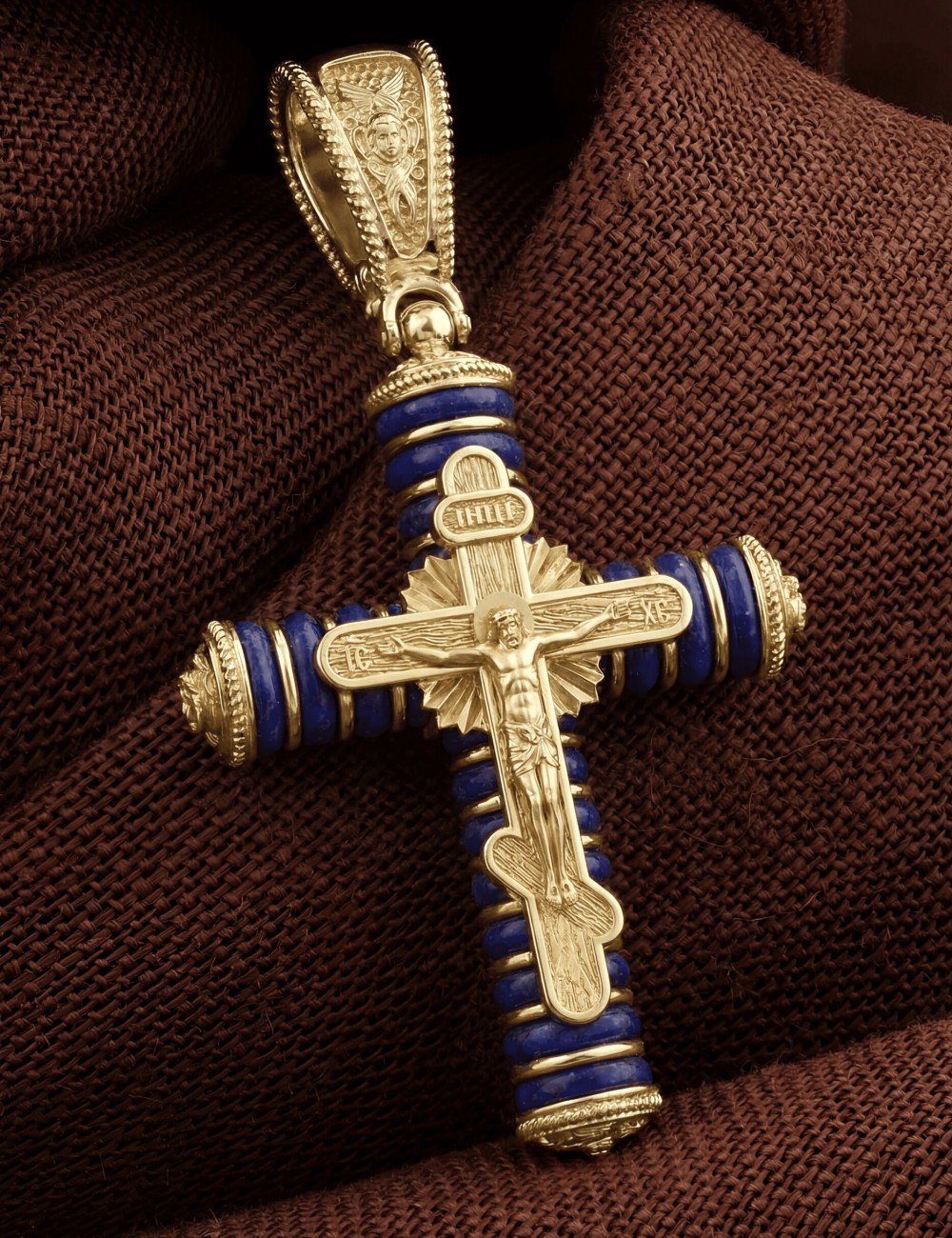 Крест из лимонного золота c лазуритом