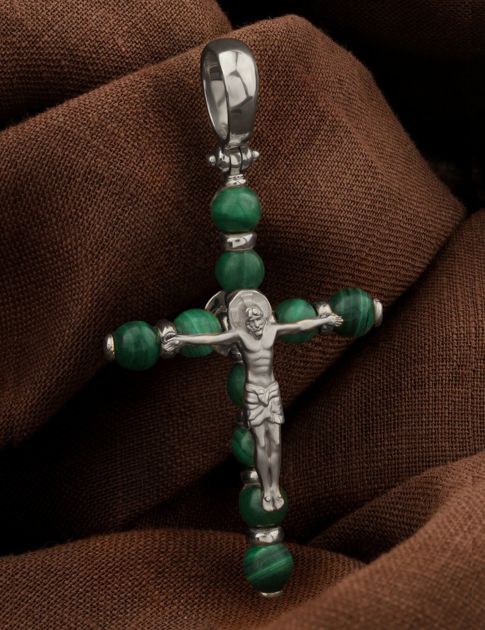 Крест из белого золота c малахитом