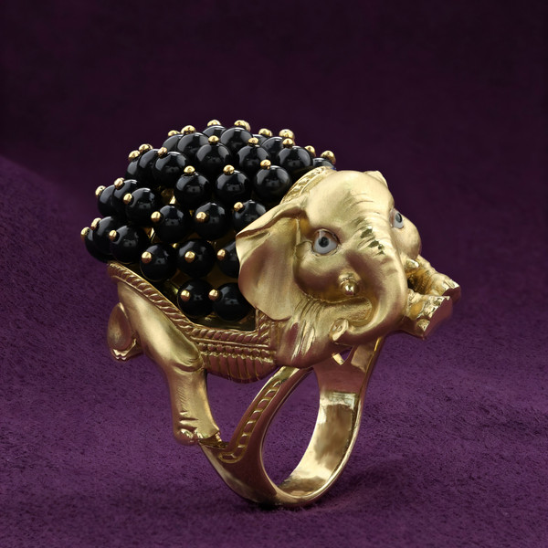 Кольцо из лимонного золота 585 пробы c эмалью и ониксом