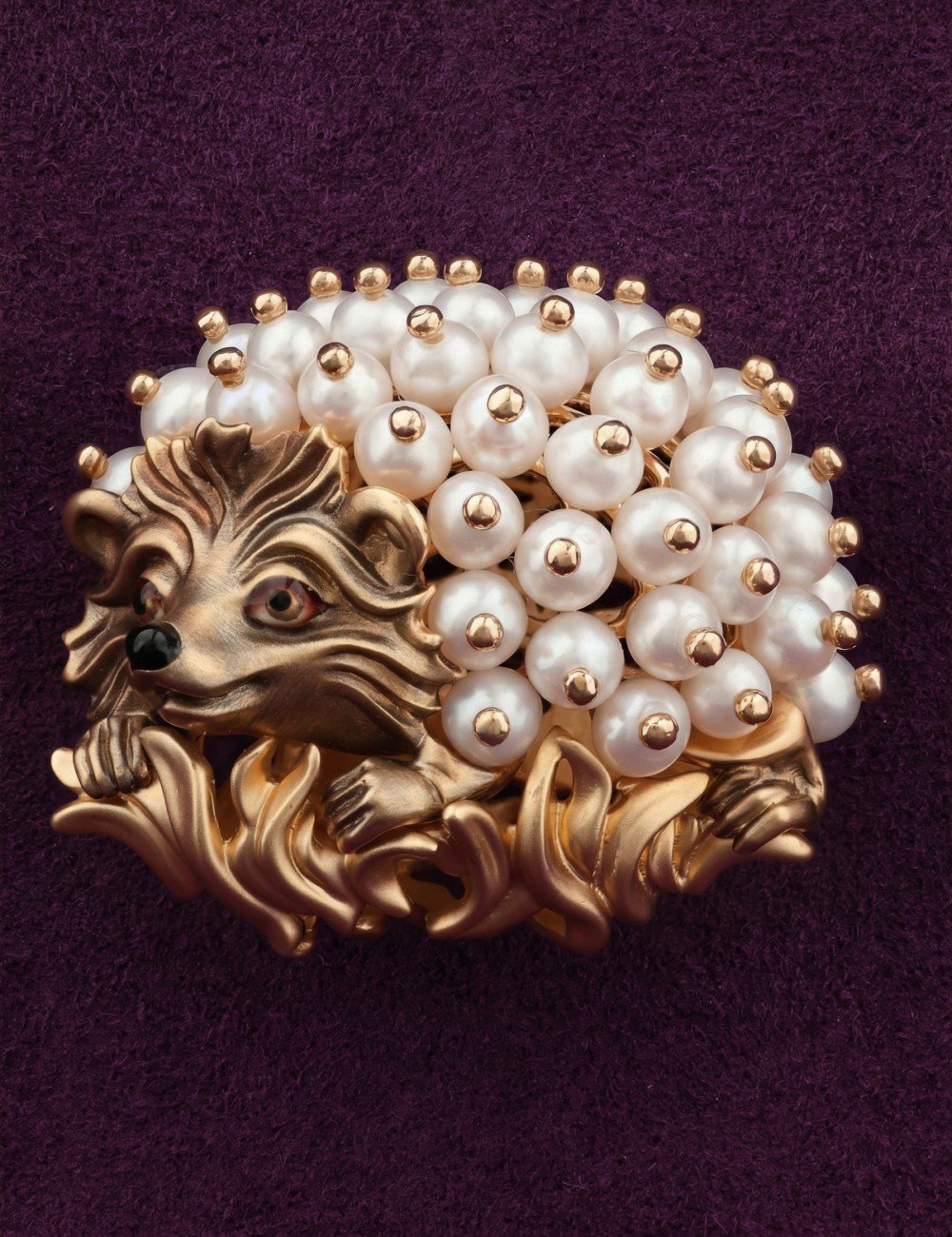 Брошь из золота c эмалью и жемчугом