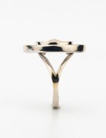 Кольцо из белого золота c ониксом и перламутром