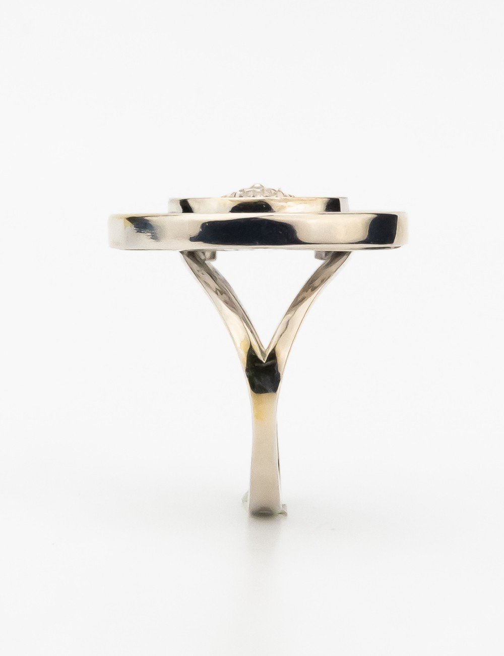 Кольцо из белого золота c ониксом и перламутром