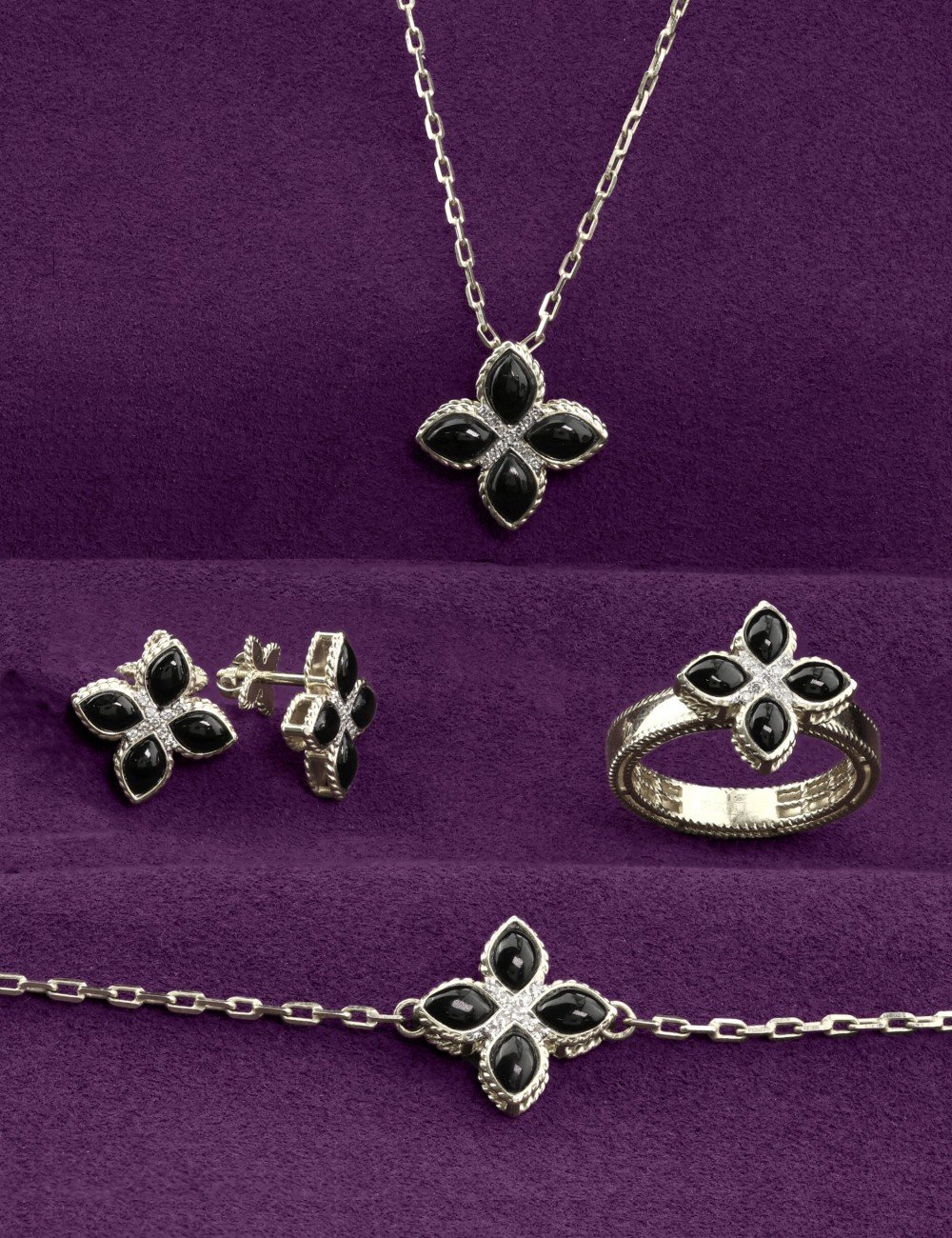 Кольцо из белого золота c бриллиантами и ониксом