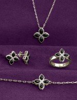 Кольцо из белого золота c бриллиантами и ониксом