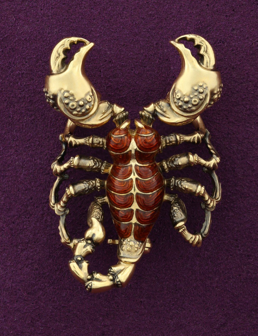 Брошь из лимонного золота c эмалью