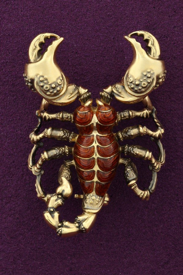 Брошь из лимонного золота c эмалью