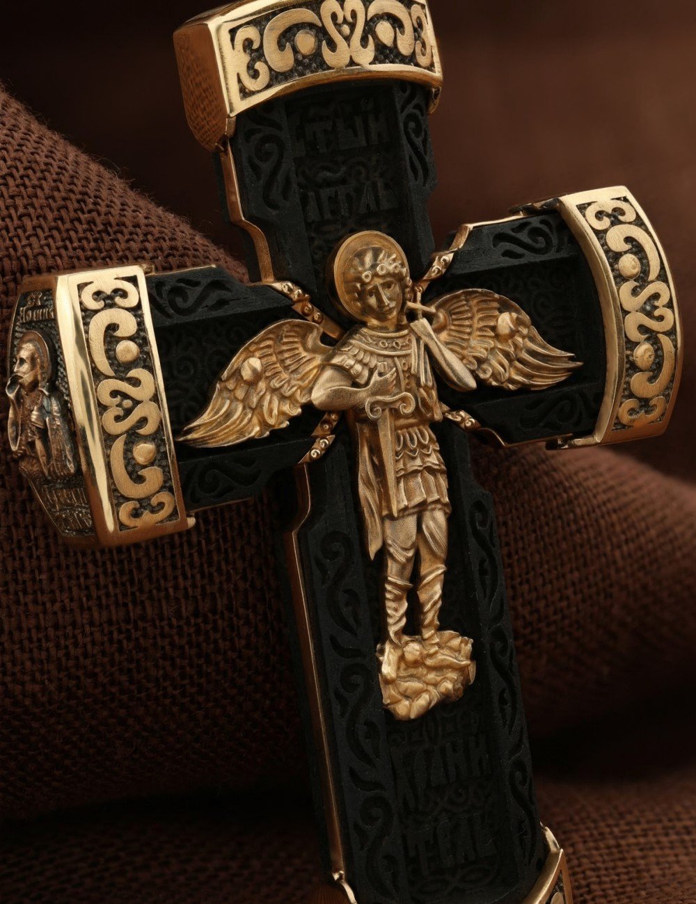 Крест из золота c эбеновым деревом