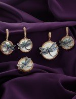 Подвеска из золота c сапфиром, эмалью и перламутром