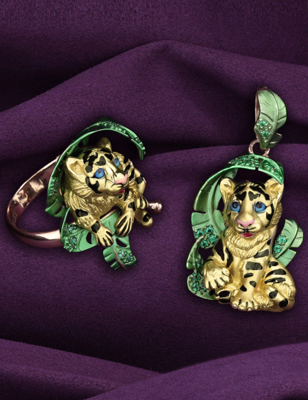 Кольцо из золота c эмалью и изумрудом