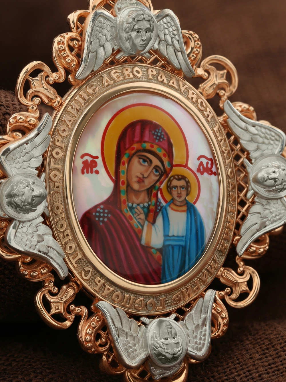 Нательная икона из красного золота 585 пробы c эмалью и перламутром
