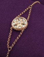 Браслет из золота c бриллиантами, ониксом и перламутром