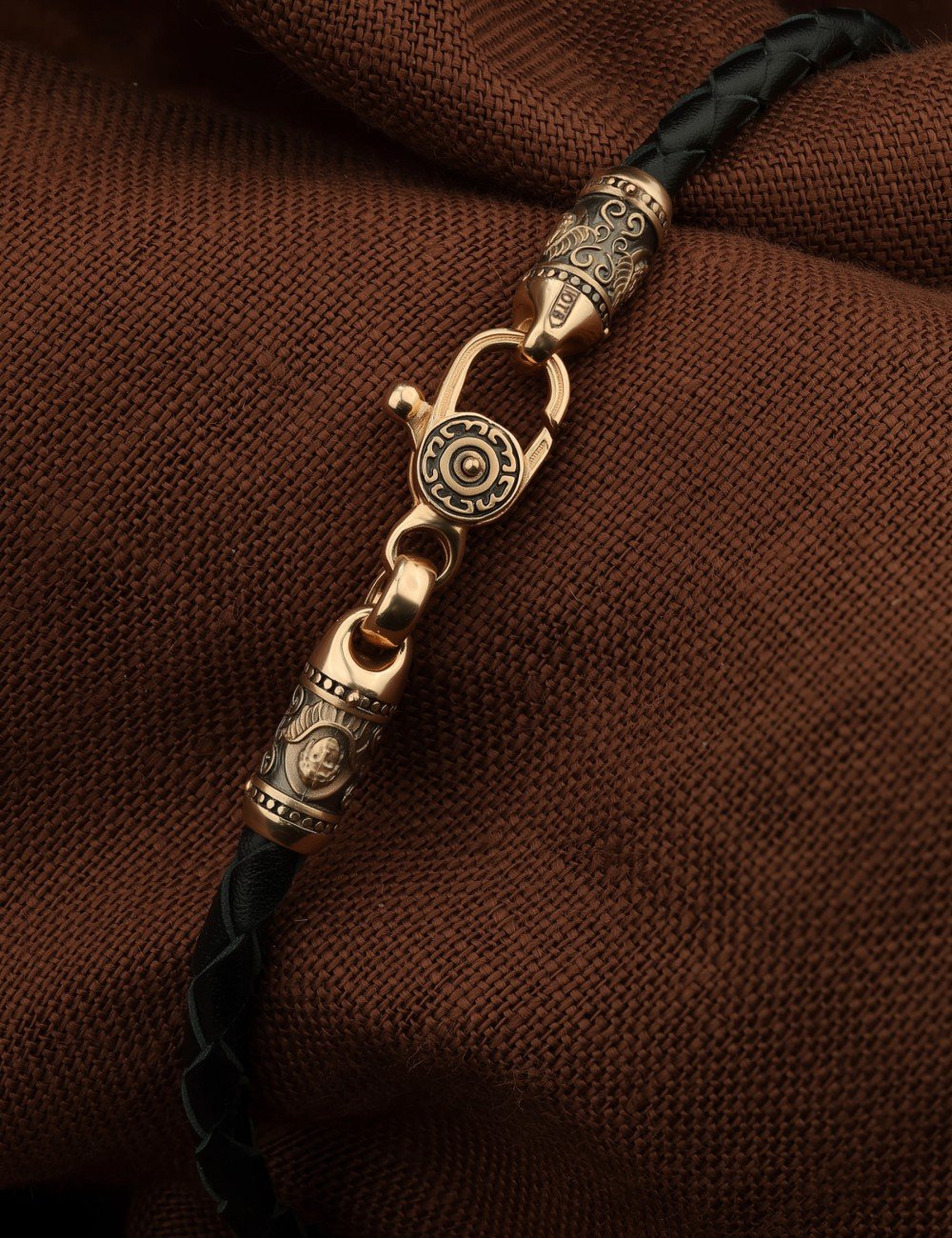 Браслет из золота c кожаным шнурком