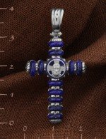 Крест из белого золота c лазуритом