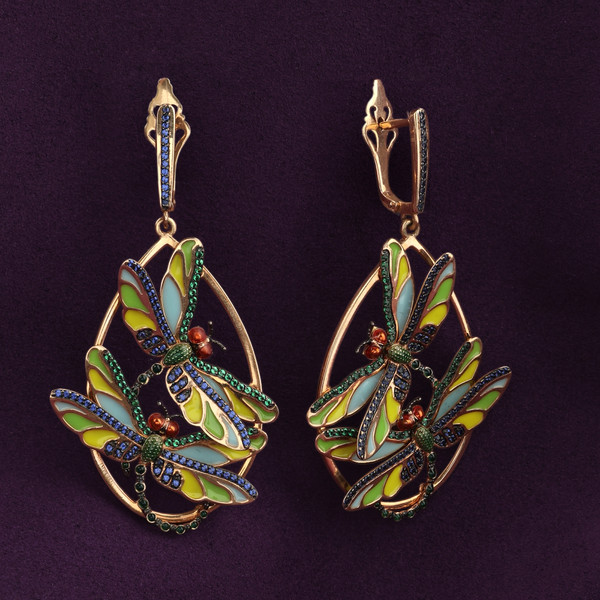 Серьги из красного золота 585 пробы c сапфиром, изумрудом и эмалью