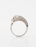 Кольцо из белого золота c бриллиантами и изумрудом