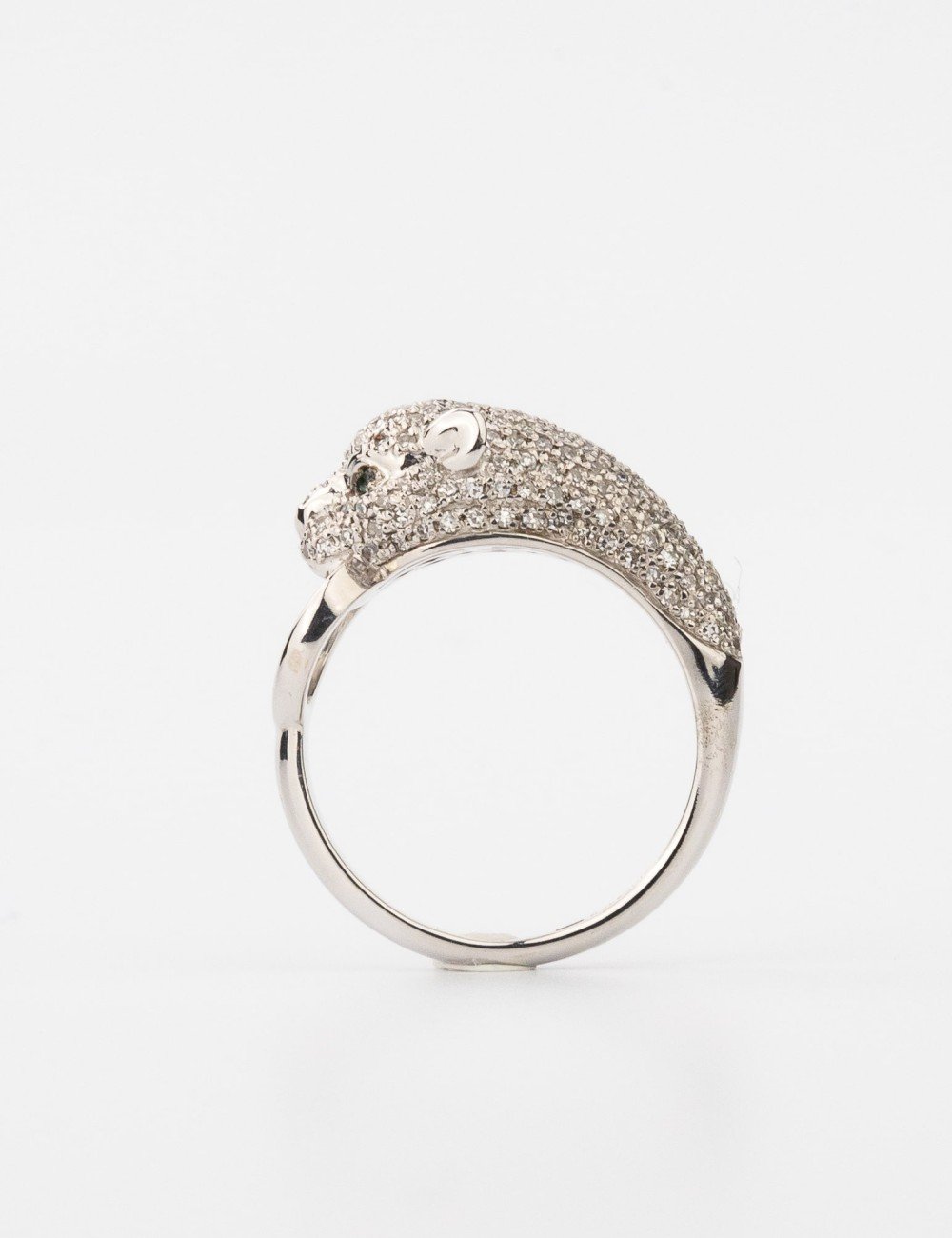 Кольцо из белого золота c бриллиантами и изумрудом