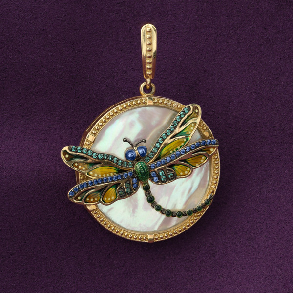 Подвеска из лимонного золота 585 пробы c сапфиром, изумрудом, эмалью и перламутром