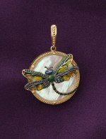 Подвеска из лимонного золота c сапфиром, изумрудом, эмалью и перламутром