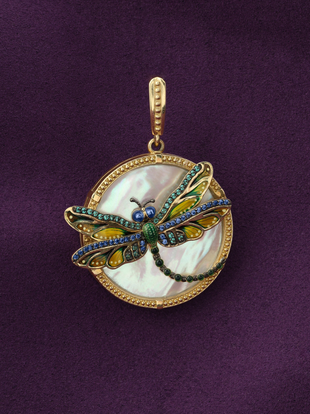 Подвеска из лимонного золота 585 пробы c сапфиром, изумрудом, эмалью и перламутром