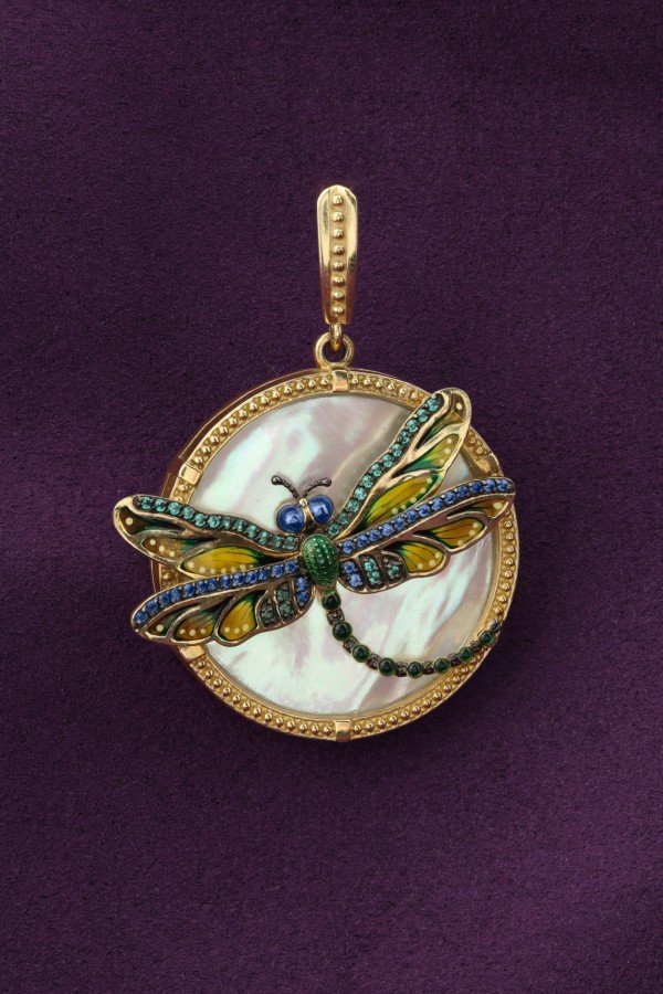 Подвеска из лимонного золота c сапфиром, изумрудом, эмалью и перламутром