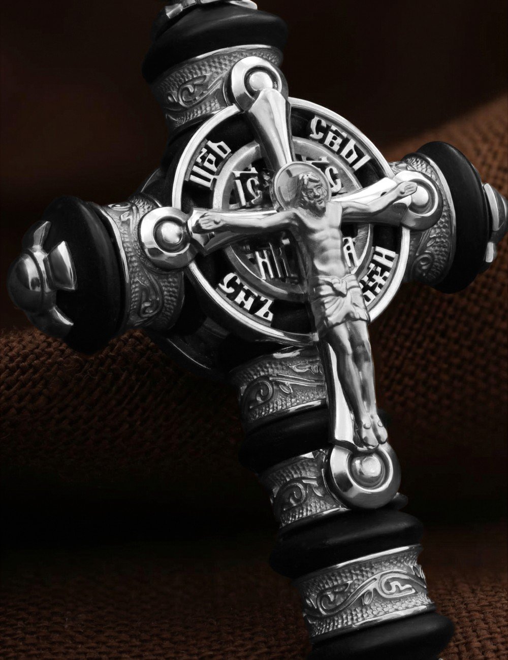 Крест из белого золота c ониксом