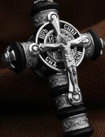 Крест из белого золота c ониксом