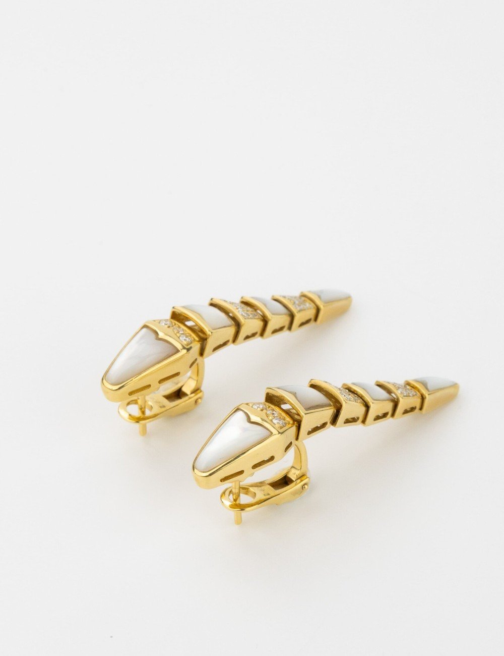 Серьги из лимонного золота c бриллиантами и перламутром