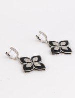 Серьги из белого золота c бриллиантами и ониксом