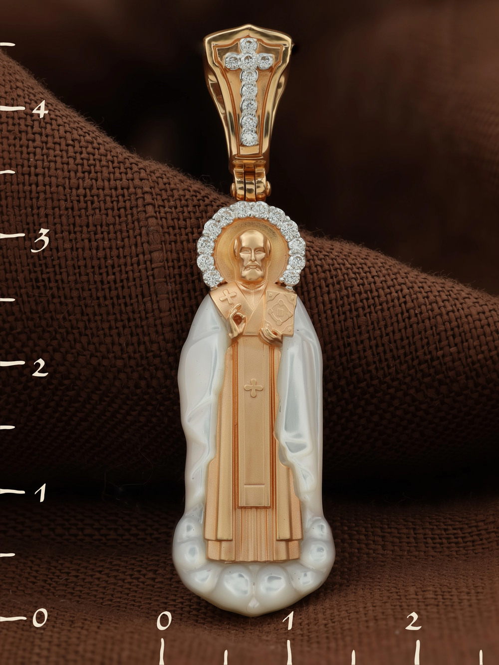 Нательная икона из красного золота 585 пробы c бриллиантами и перламутром