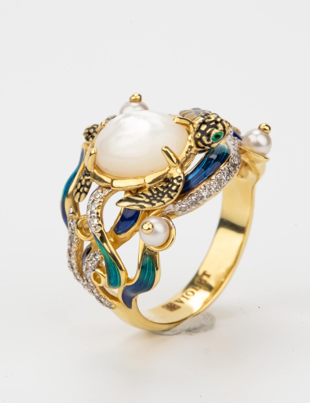 Кольцо из лимонного золота c эмалью, бриллиантами, жемчугом и перламутром