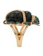 Кольцо из золота c бриллиантами, сапфиром, изумрудом и ониксом