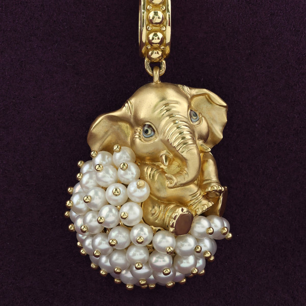 Подвеска из лимонного золота 585 пробы c эмалью и жемчугом