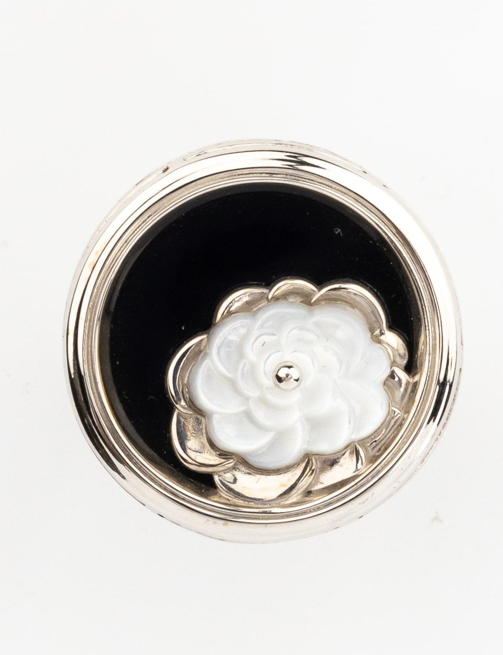 Кольцо из белого золота c ониксом и перламутром