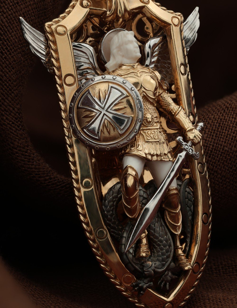 Образок из золота c эмалью и бивнем мамонта