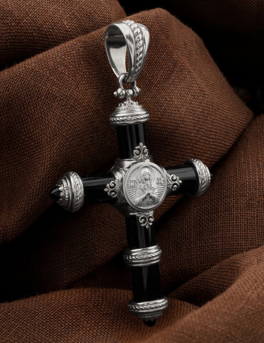 Крест из белого золота c ониксом