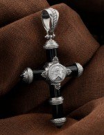 Крест из белого золота c ониксом