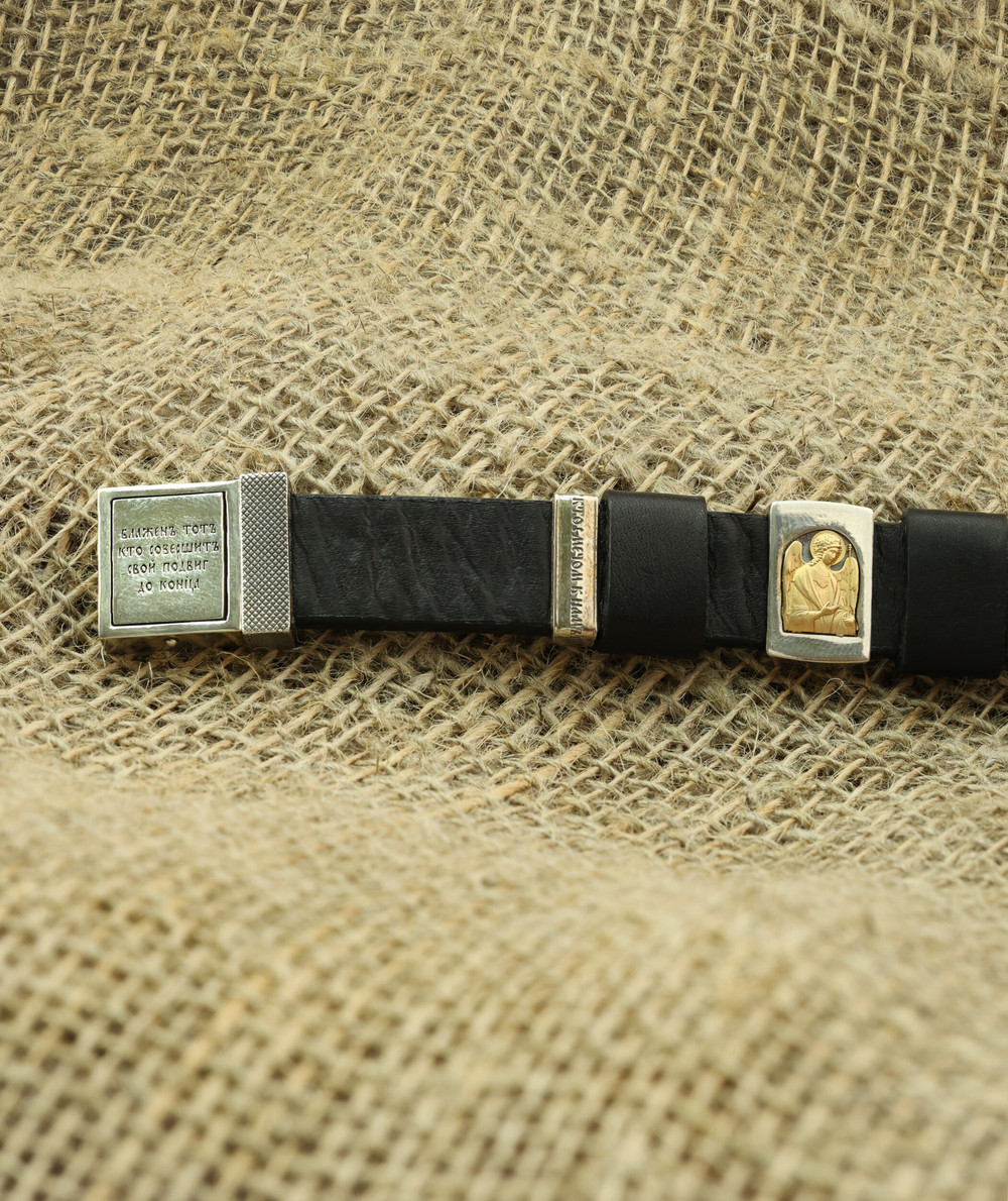 Браслет из серебра 925 пробы и золота 750 пробы c кожаным шнурком