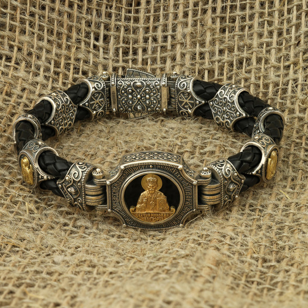 Браслет из серебра 925 пробы и золота 750 пробы c кожаным шнурком и ониксом