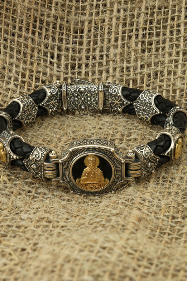 Браслет из серебра 925 пробы и золота 750 пробы c кожаным шнурком и ониксом