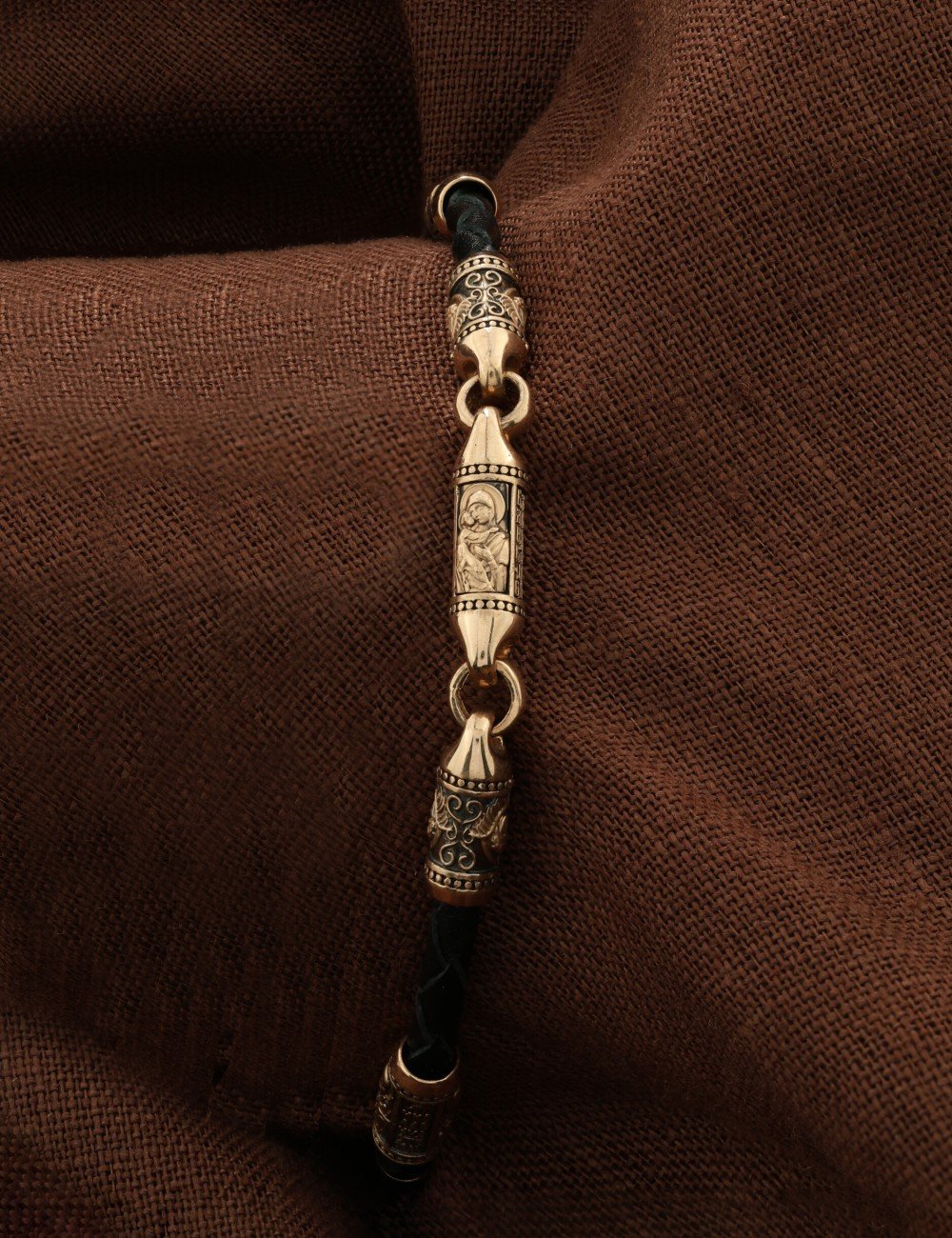 Браслет из золота c кожаным шнурком