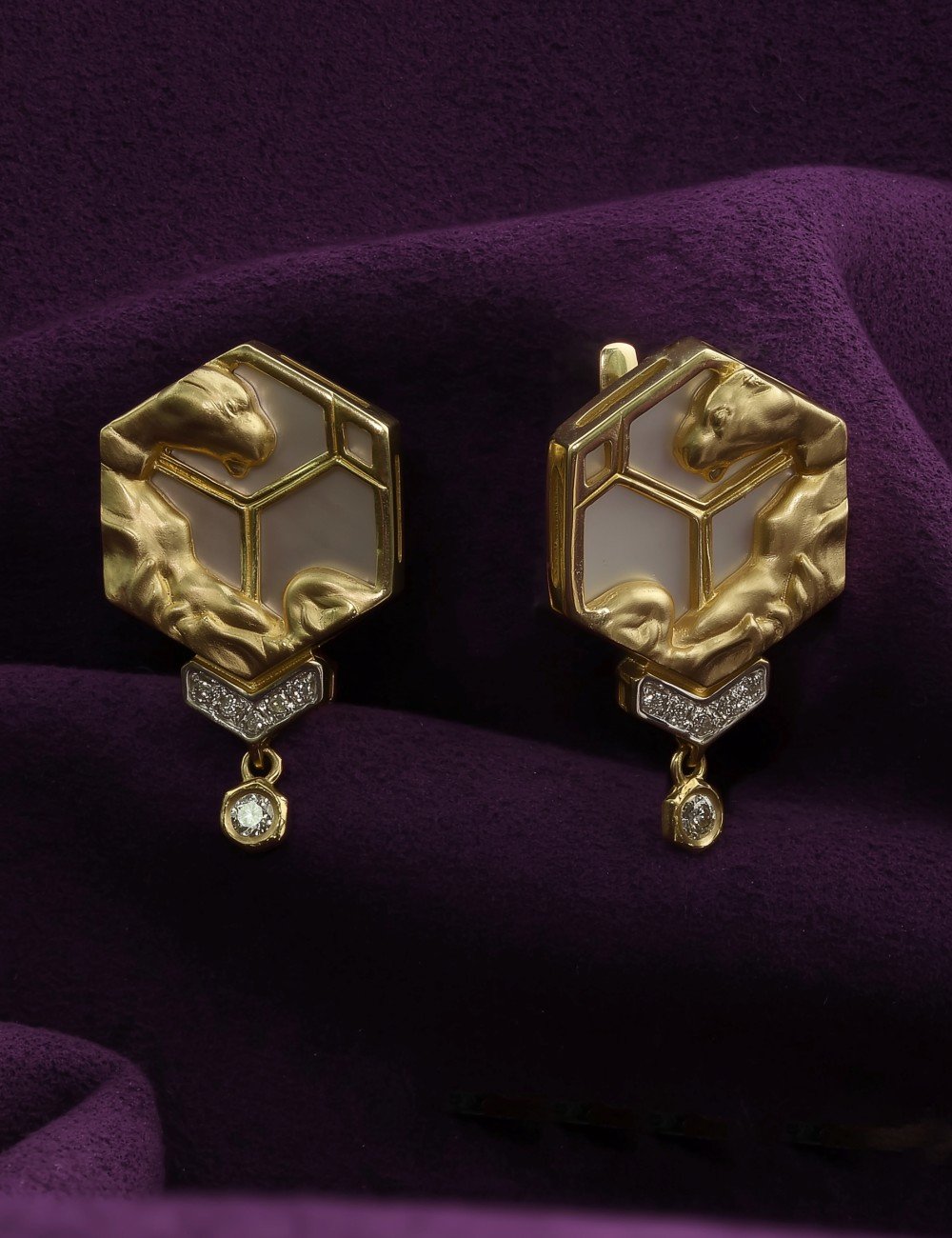 Серьги из лимонного золота c бриллиантами и перламутром