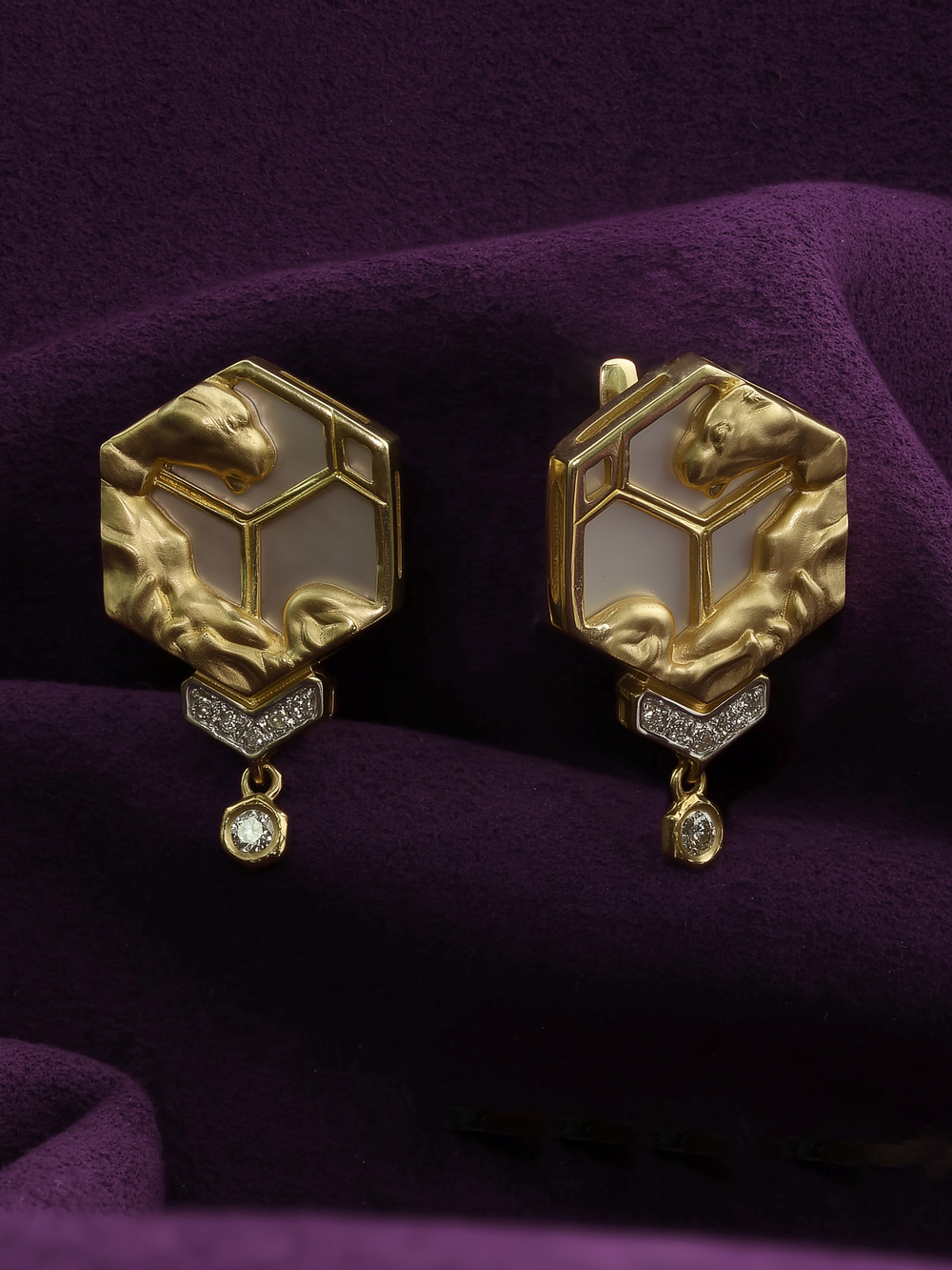 Серьги из лимонного золота 585 пробы c бриллиантами и перламутром