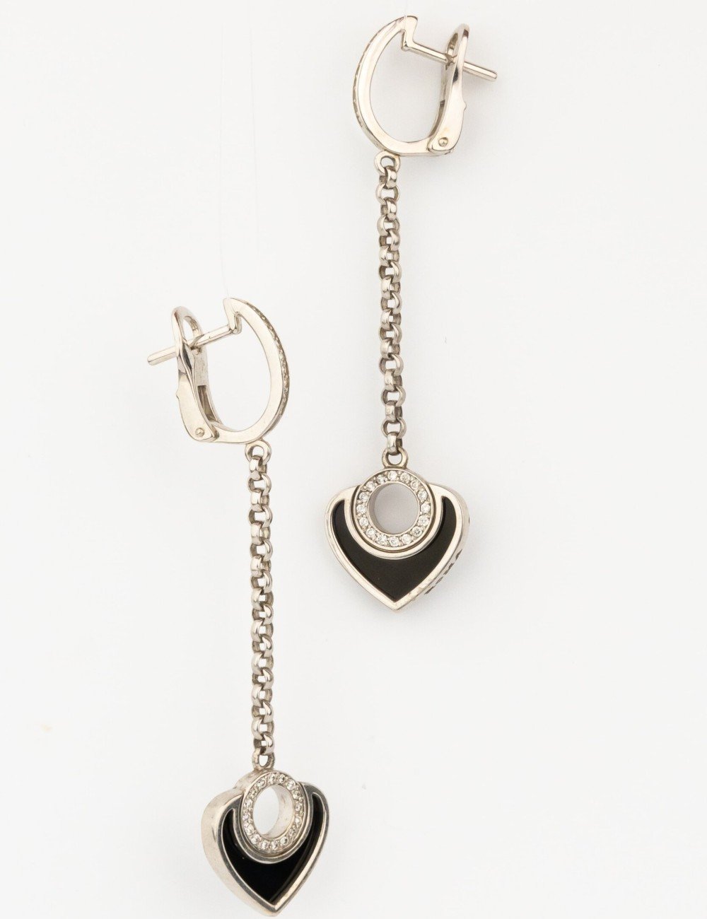 Серьги из белого золота c бриллиантами и ониксом