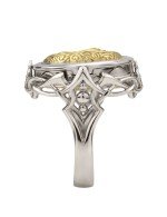 Кольцо из белого золота c ониксом и перламутром