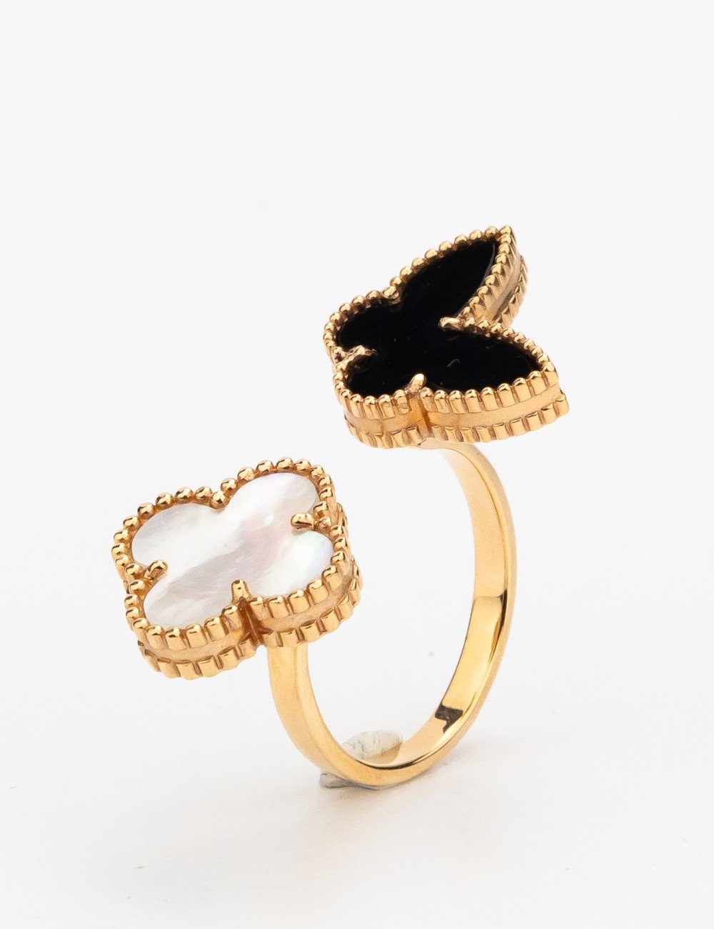 Кольцо из золота c ониксом и перламутром
