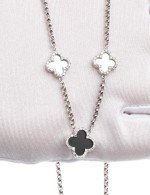 Колье из белого золота c бриллиантами, ониксом и перламутром